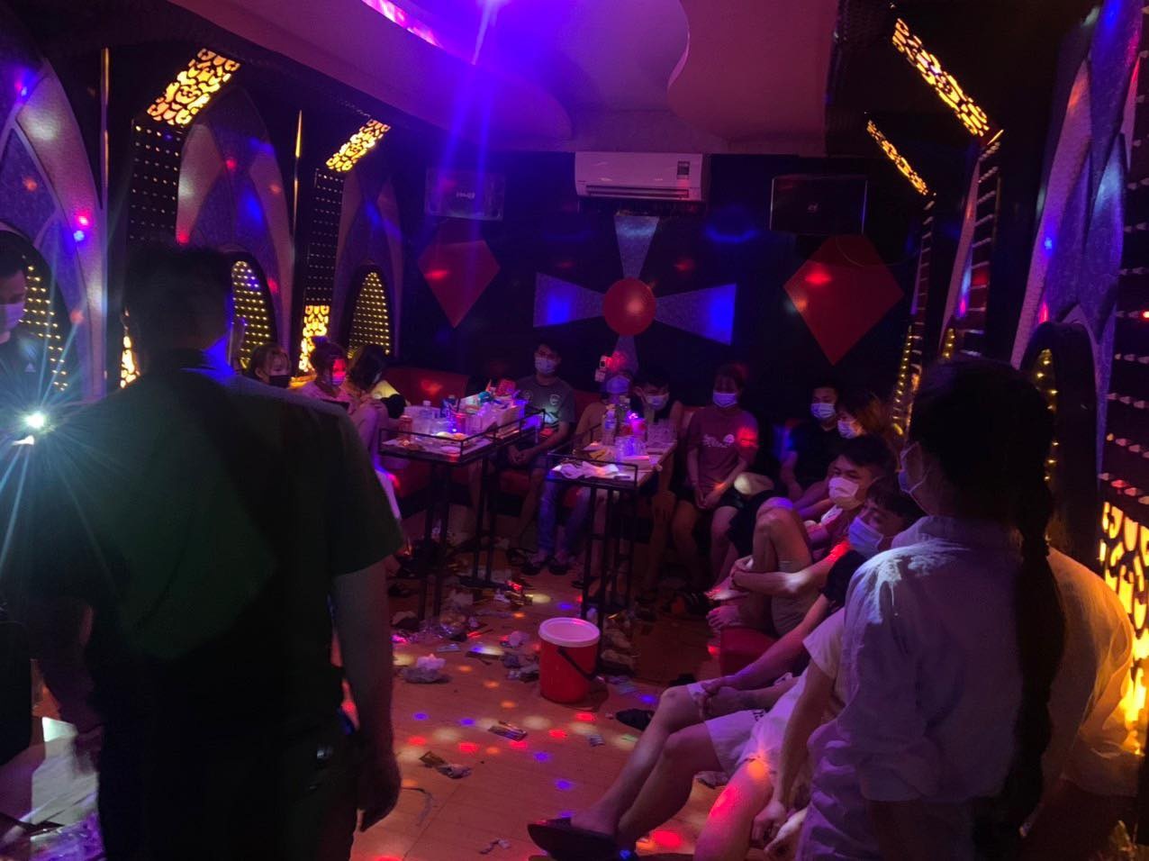 13 người sử dụng ma túy trong quán karaoke ảnh 1 13 nguoi su dung ma tuy trong quan karaoke anh 1