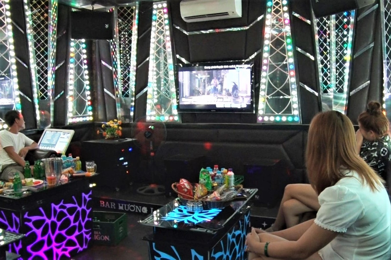 Don khach khi dich bung phat, chu quan karaoke bi phat 10 trieu hinh anh