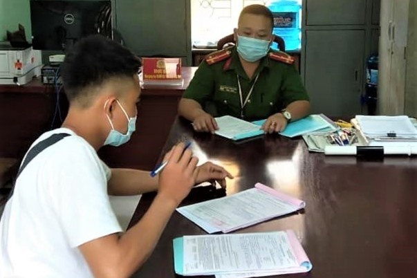 Nam thanh nien khong deo khau trang, lao xe vao vung dich hinh anh