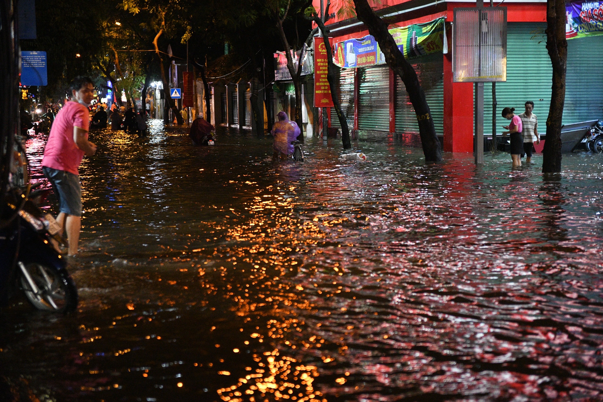 Duong pho ngap sau, nhieu xe chet may sau con mua lon tai Ha Noi hinh anh