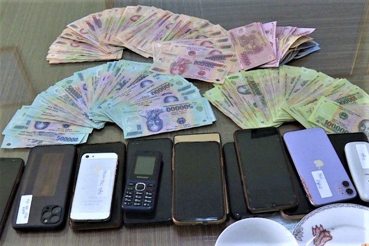 13 nguoi danh bac giua mua dich hinh anh