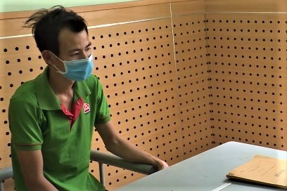 Dap can bo sau khi vuot chot kiem dich hinh anh