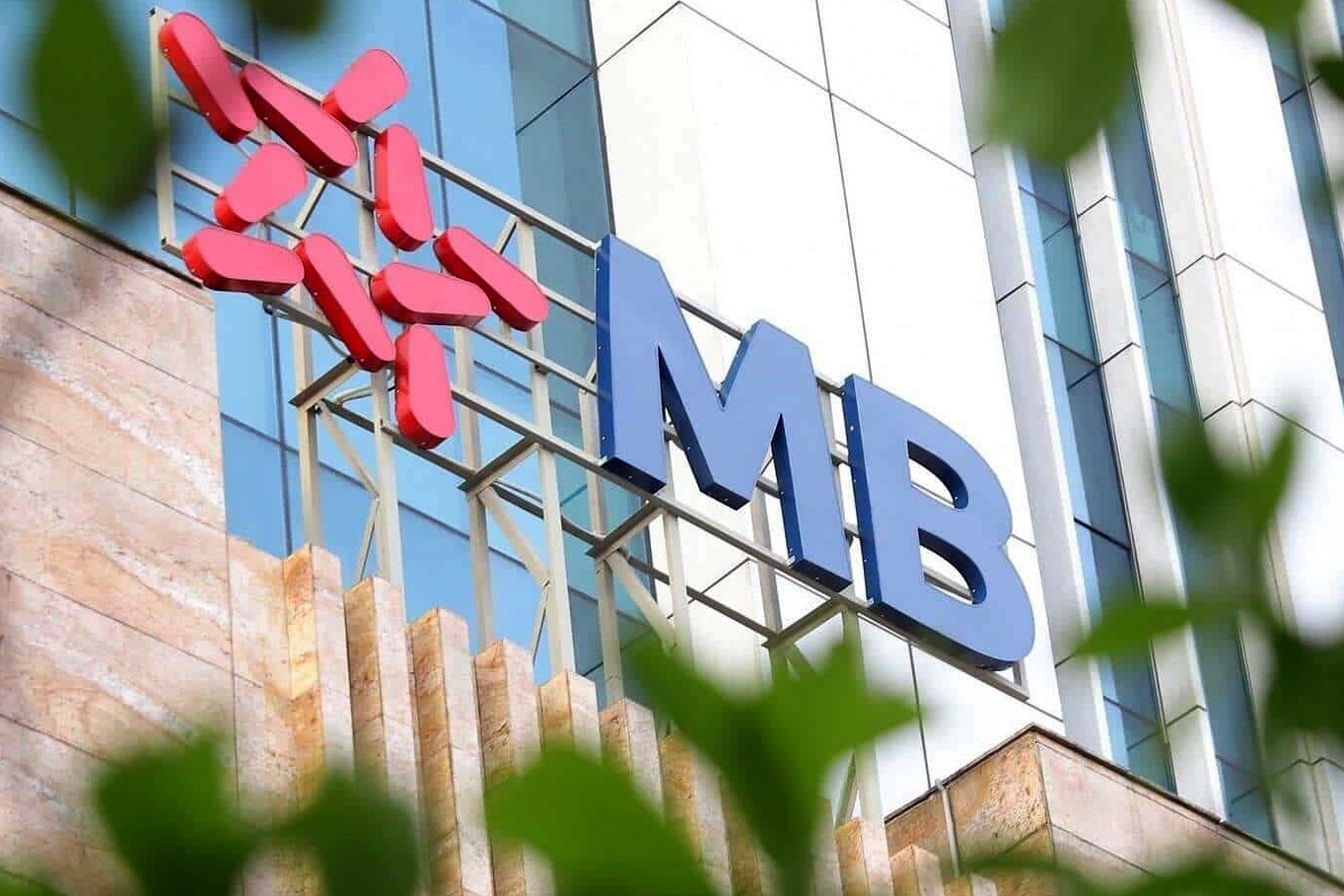 De lo sao ke cua khach hang, nhan vien MB Bank bi xu ly ra sao? hinh anh
