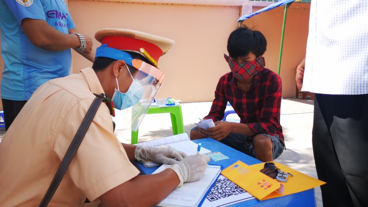 7 người trốn trong thùng xe ảnh 1 7 nguoi tron trong thung xe anh 1
