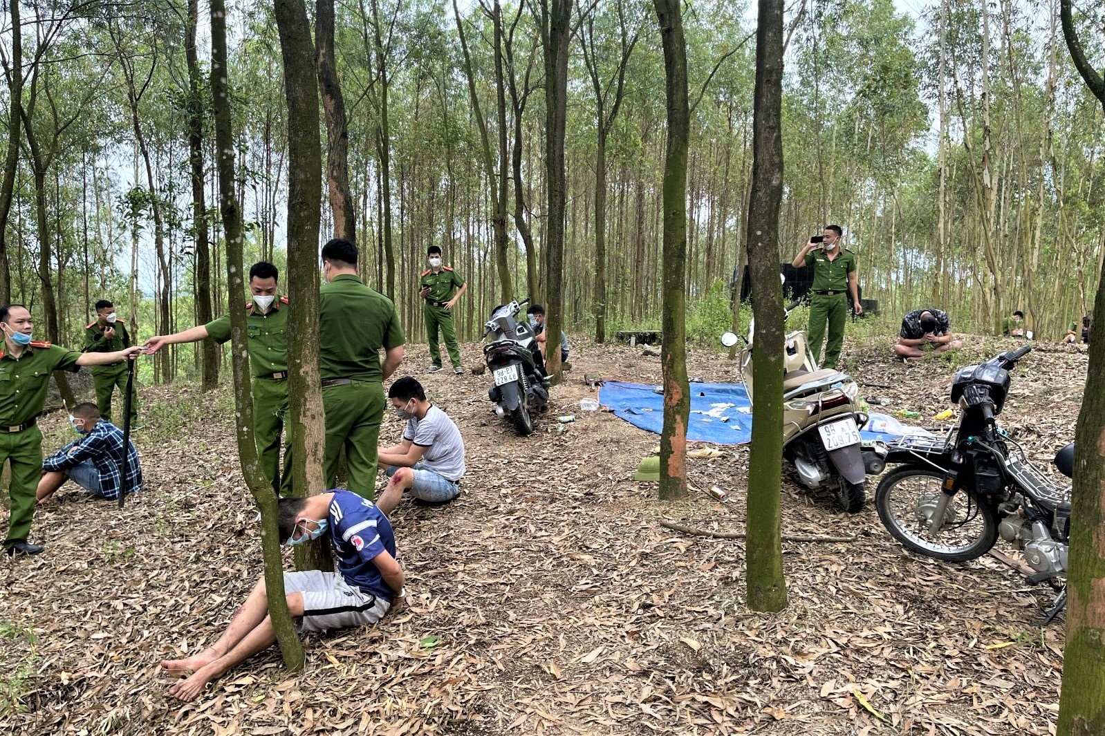 5 thanh niên bị đề nghị phạt 100 triệu ảnh 1 5 thanh nien bi de nghi phat 100 trieu anh 1