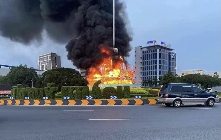 bien quang cao chay giua nga tu anh 1