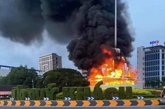 Bien quang cao boc chay giua nga tu hinh anh