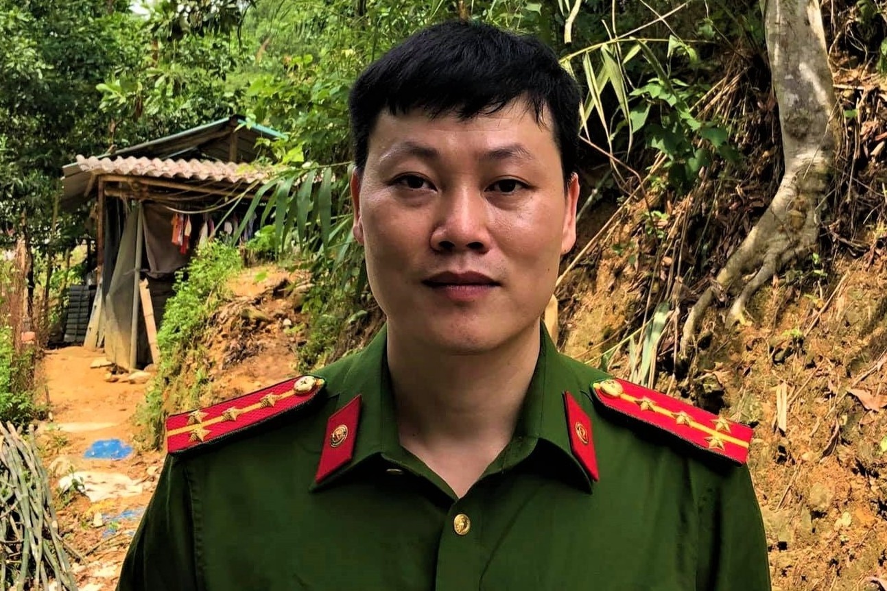 Dai uy cong an cuu nguoi bi nuoc cuon troi hinh anh