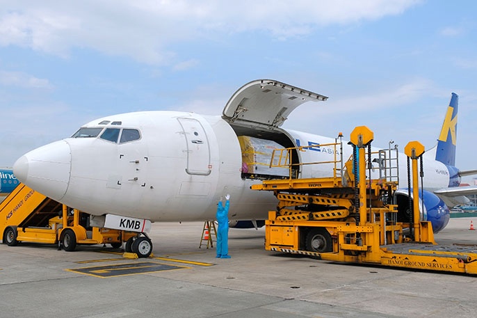 Hon 900.000 lieu vaccine AstraZeneca ve san bay Tan Son Nhat hinh anh