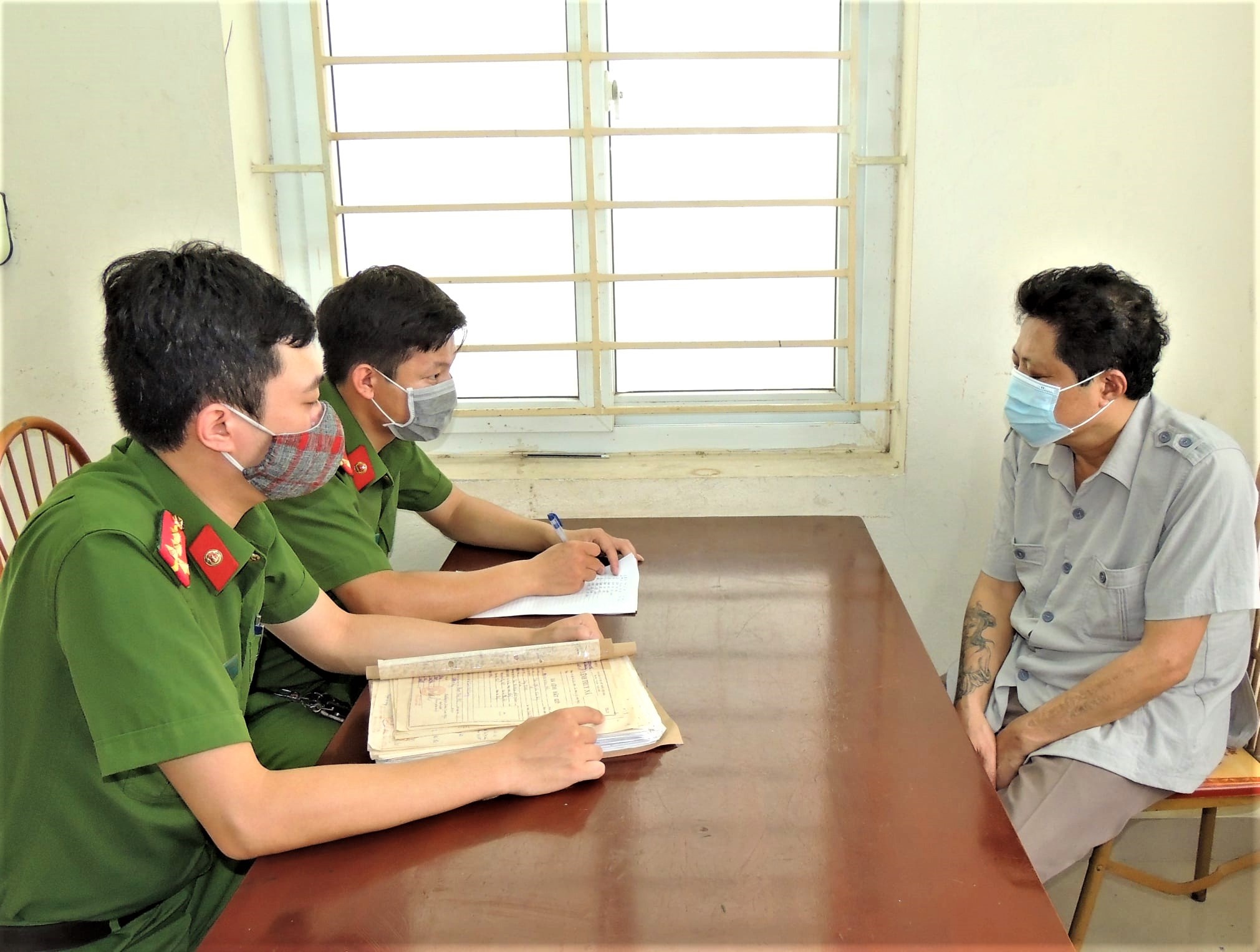 bat nghi pham tron truy na sau 37 nam anh 1