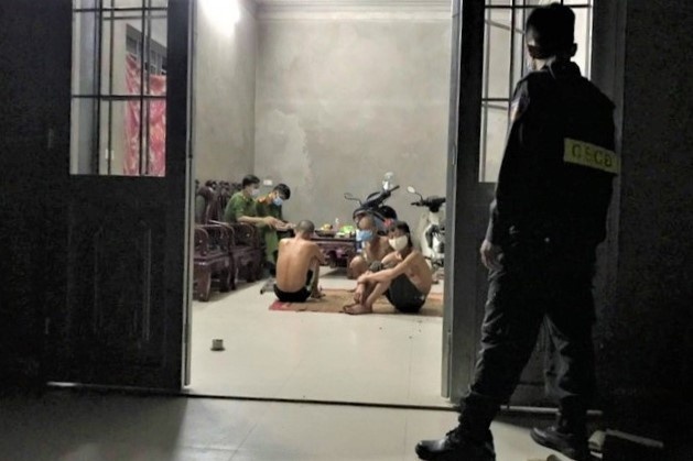 Tu tap an uong trong dem, 3 nguoi bi phat 45 trieu hinh anh