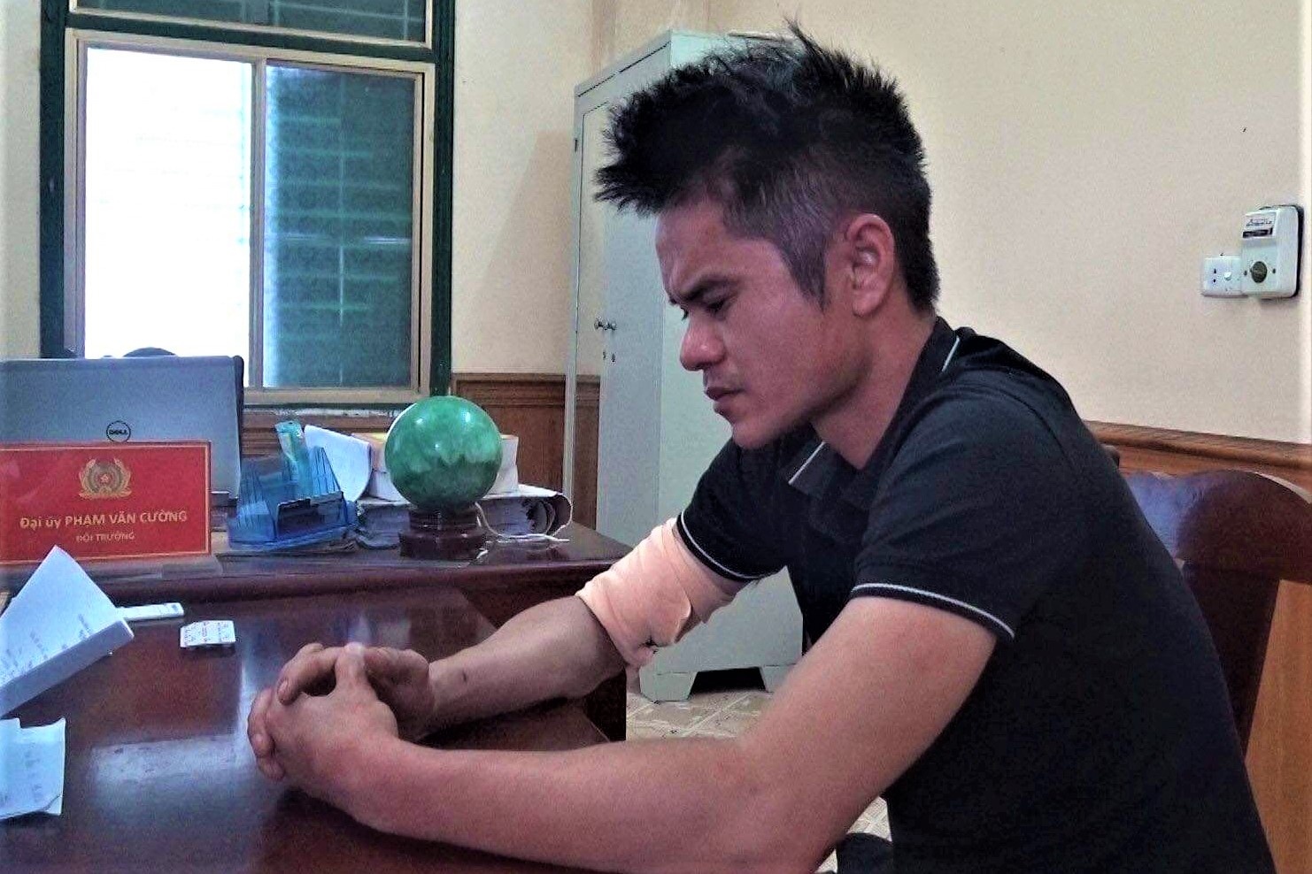 Co gai bi ten cuop sam so tren oto hinh anh