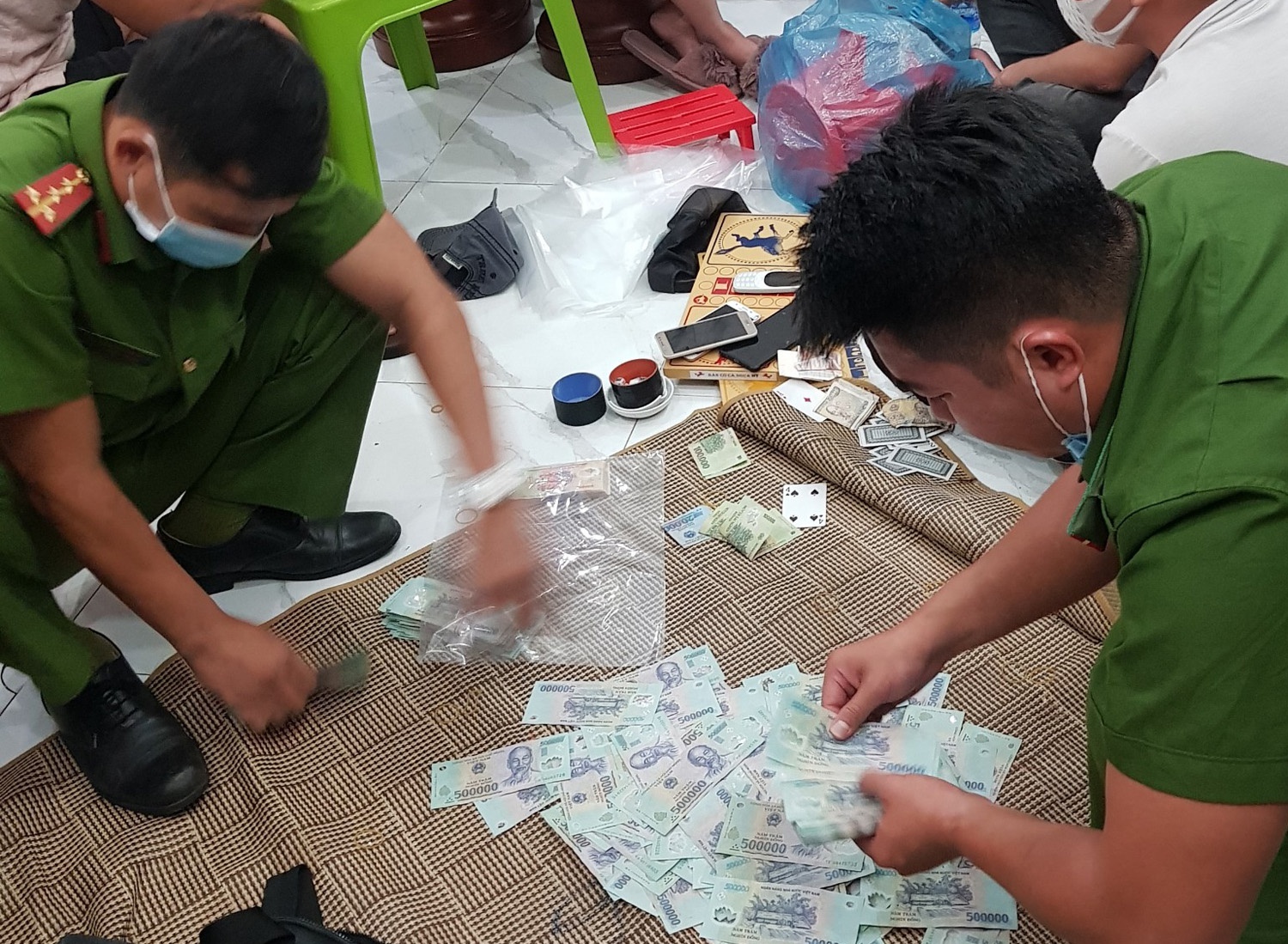 Canh sat ap vao song bac trong dot dich Covid-19 hinh anh