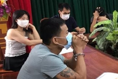 10 nguoi mo tiec ma tuy trong quan karaoke hinh anh