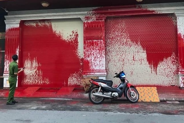 Lam gi khi bi xa hoi den den nha doi no? hinh anh