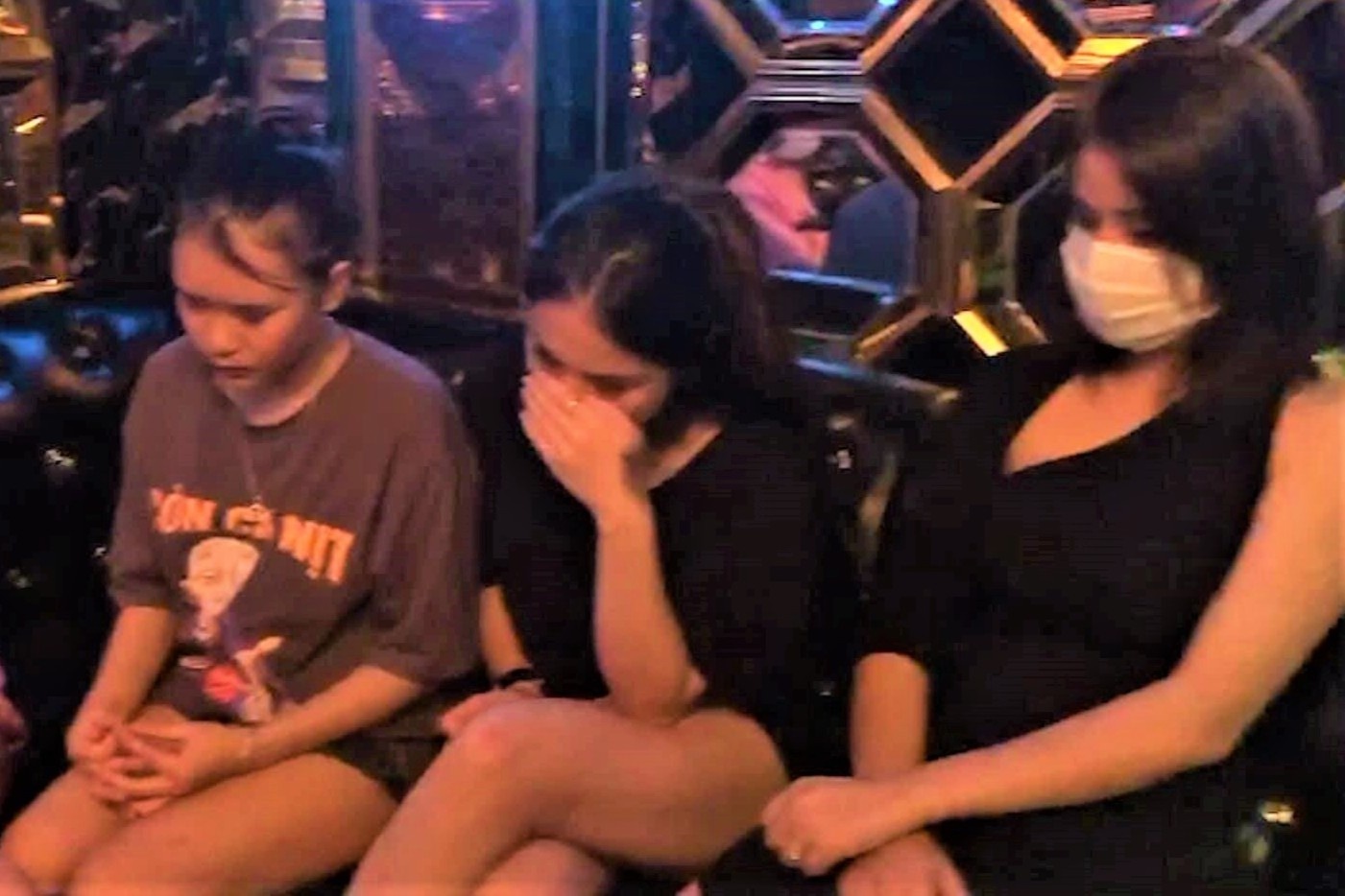 13 nguoi trong quan karaoke duong tinh voi ma tuy hinh anh
