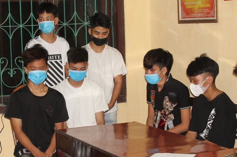 Canh sat co dong vay 30 thanh, thieu nien dua xe trai phep hinh anh