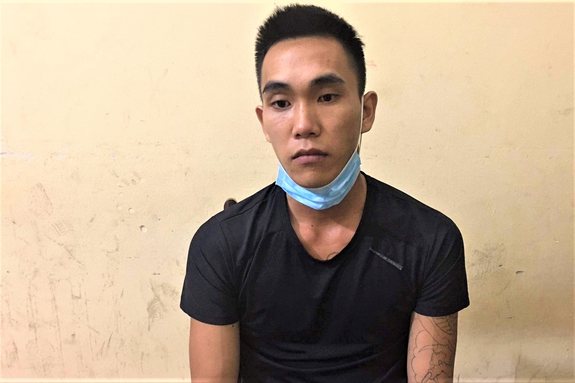 Chem guc nguoi dan ong tai quan an dem hinh anh