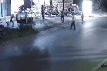 Nguoi dan ong bi chem o quan an dem hinh anh