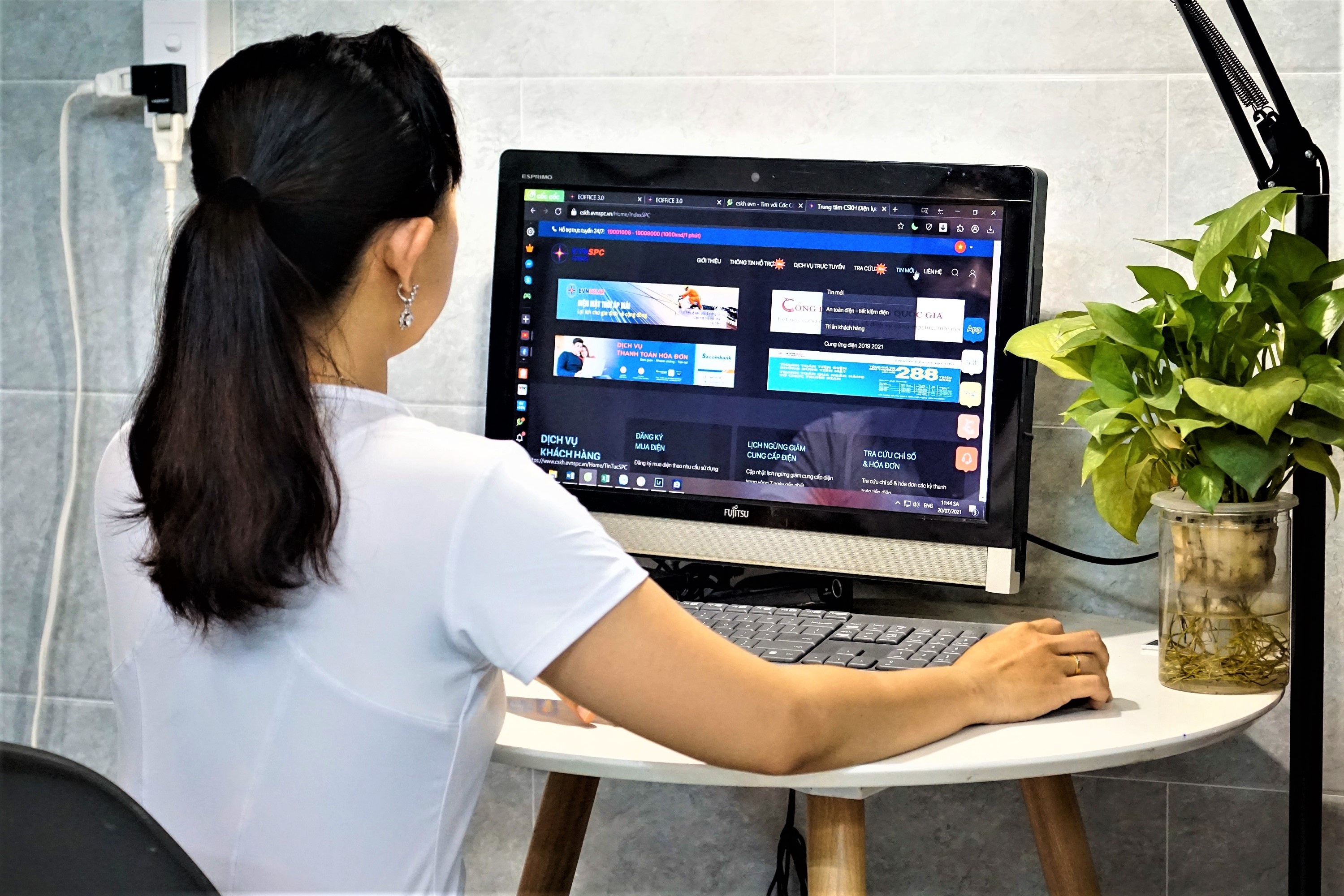 Khong den cong ty vi gian cach xa hoi, toi co duoc nhan du luong? hinh anh