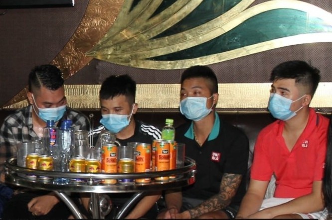 10 nam nu mo tiec ma tuy o quan karaoke Las Vegas hinh anh