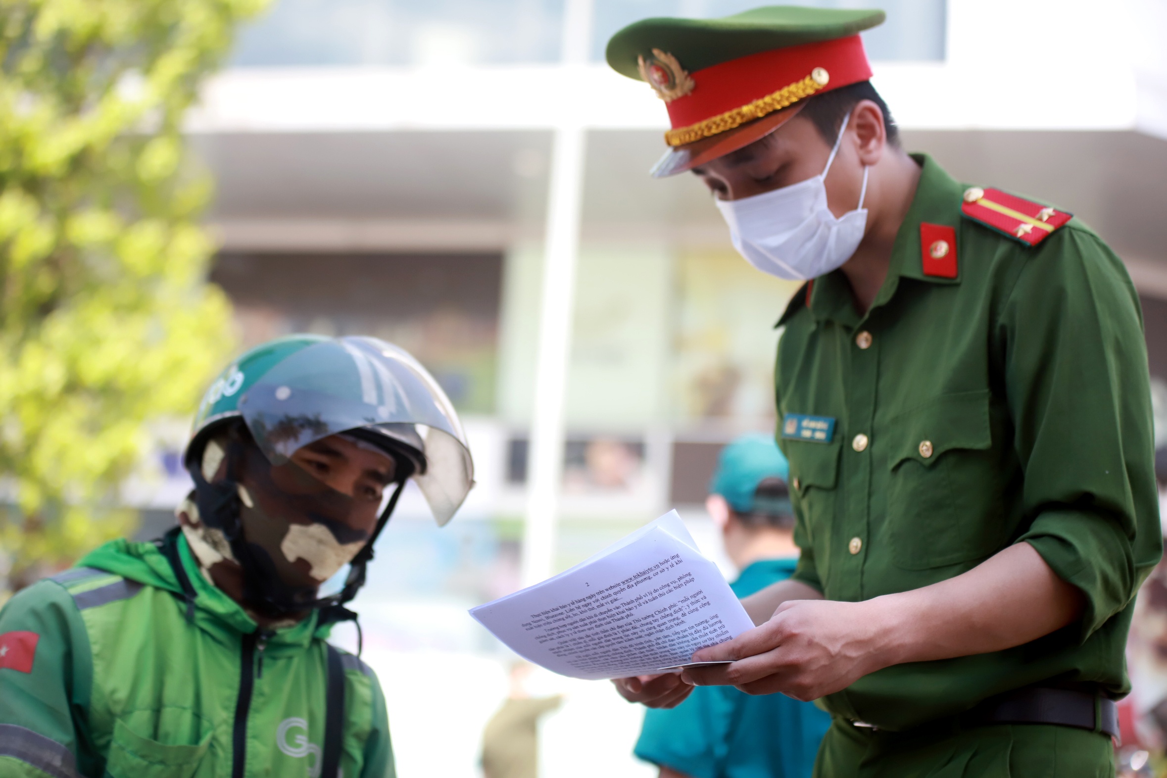 Grab va tai xe bi xu ly ra sao khi giao hang bat chap lenh cam? hinh anh