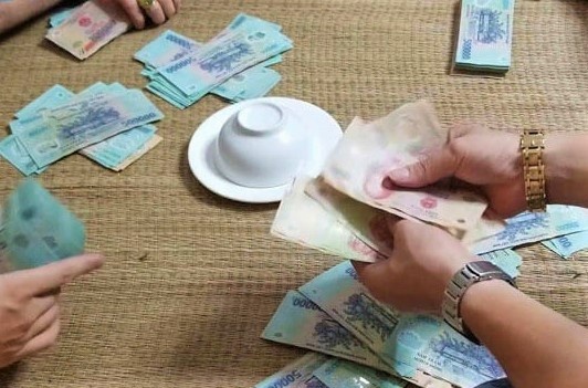 Bat qua tang 13 nguoi xoc dia trong dot dich Covid-19 hinh anh