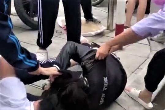 Nu sinh lop 9 bi lot ao, danh hoi dong hinh anh