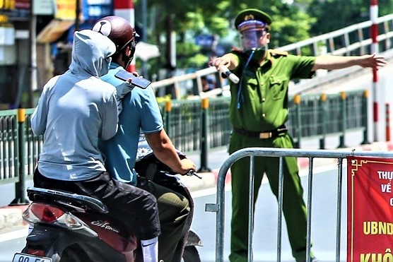 Tum co ao pho cong an xa khi bi kiem tra hanh chinh hinh anh