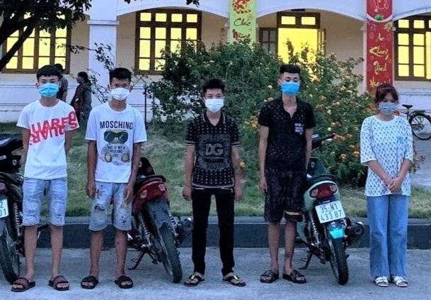 Nem ma tau vao cong an khi bi truy duoi hinh anh