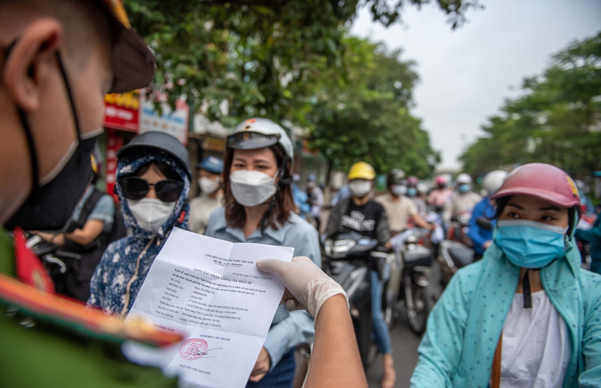 Den Ha Noi kham benh, toi can nhung giay to gi? hinh anh