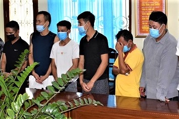 Canh sat hinh su dot kich soi xoc dia, bat giu 10 nguoi hinh anh