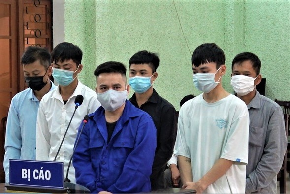 dua 54 nguoi sang Trung Quoc anh 1