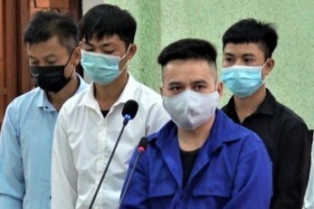 Linh 12 nam tu vi dua 54 nguoi sang Trung Quoc trai phep hinh anh