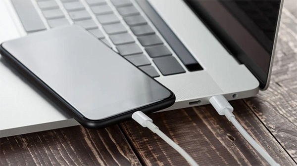 Be trai tu vong khi su dung dien thoai cam sac hinh anh