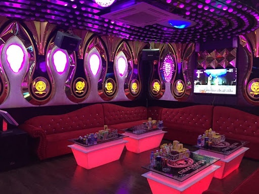16 nguoi tu tap trong quan karaoke, bat chap lenh cam hinh anh