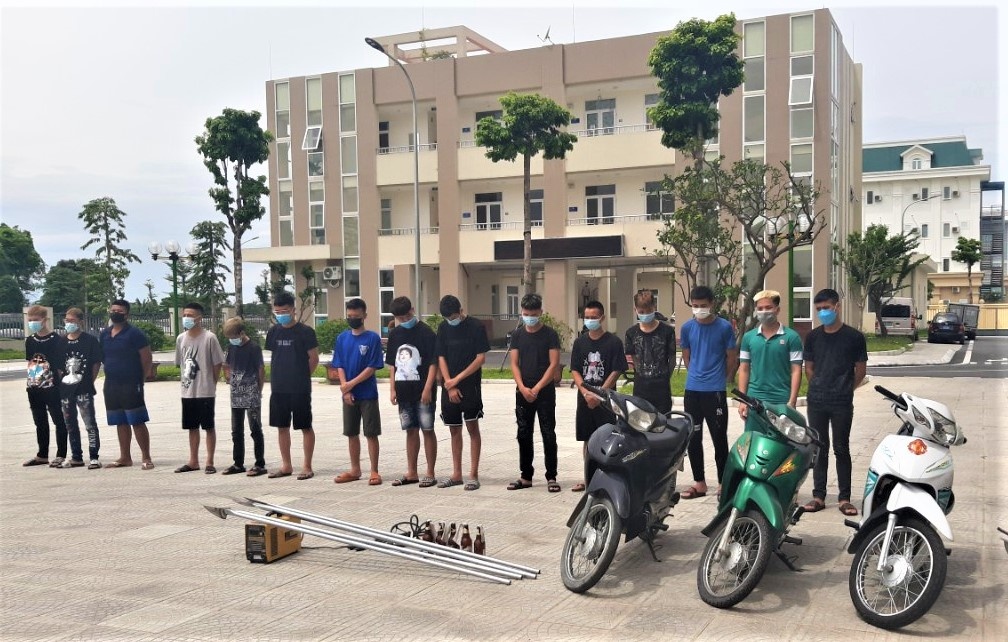 20 thanh thieu nien dung ma tau va bom xang anh 1