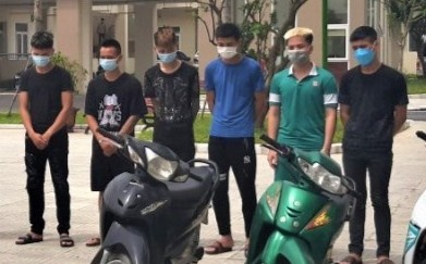 Nhom nguoi dung ma tau, bom xang giai quyet mau thuan bi bat giu hinh anh