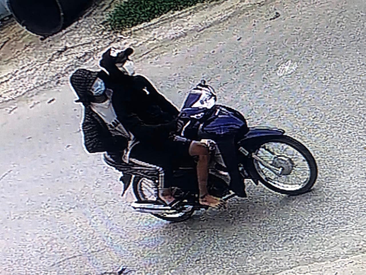 Canh sat lam viec voi tai xe tong trong thuong CSGT hinh anh