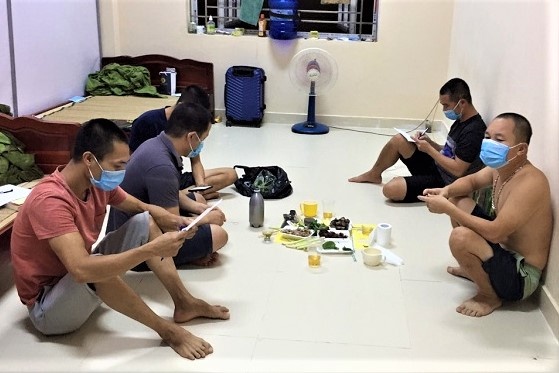 An nhau trong khu cach ly, 5 nguoi bi de nghi phat hon 37 trieu hinh anh