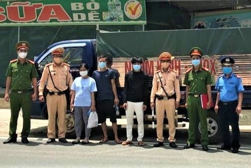 Dung xe 'luong xanh' cho do khong thiet yeu, tai xe bi xu ly ra sao? hinh anh