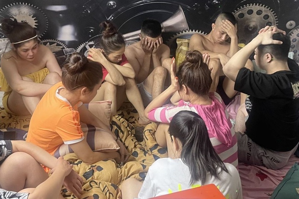 13 nam, nu tu tap trong mot phong ngu hinh anh