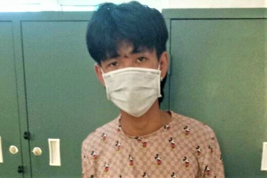 Lao xe vao trung uy cong an tai chot kiem dich Covid-19 hinh anh