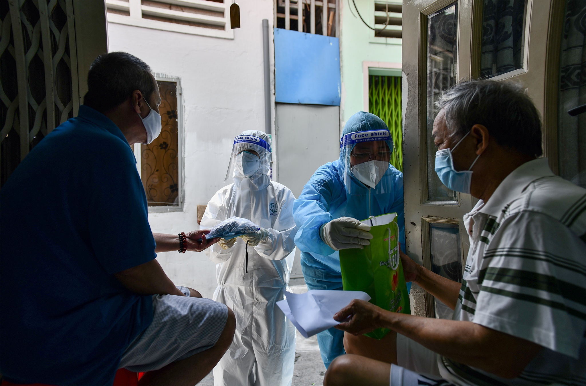 tu xung bac si ban thuoc cho F0 anh 1