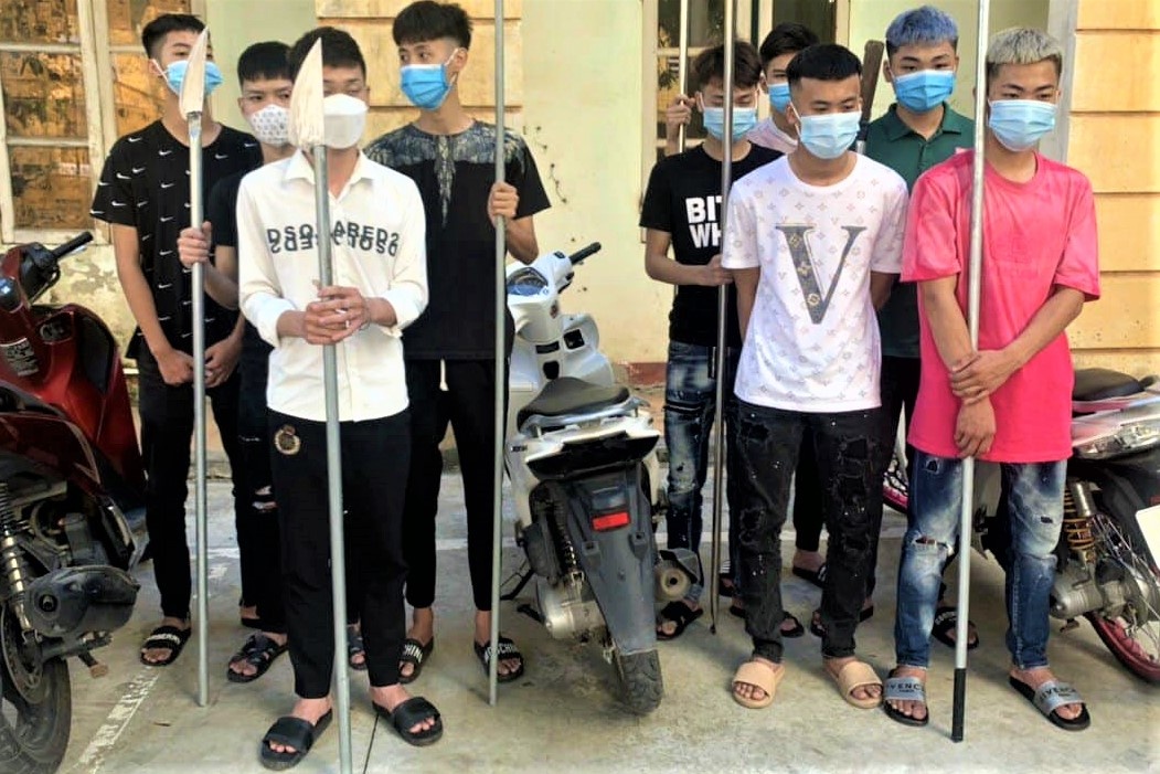 Gan 50 nguoi hon chien bang sung, ma tau hinh anh