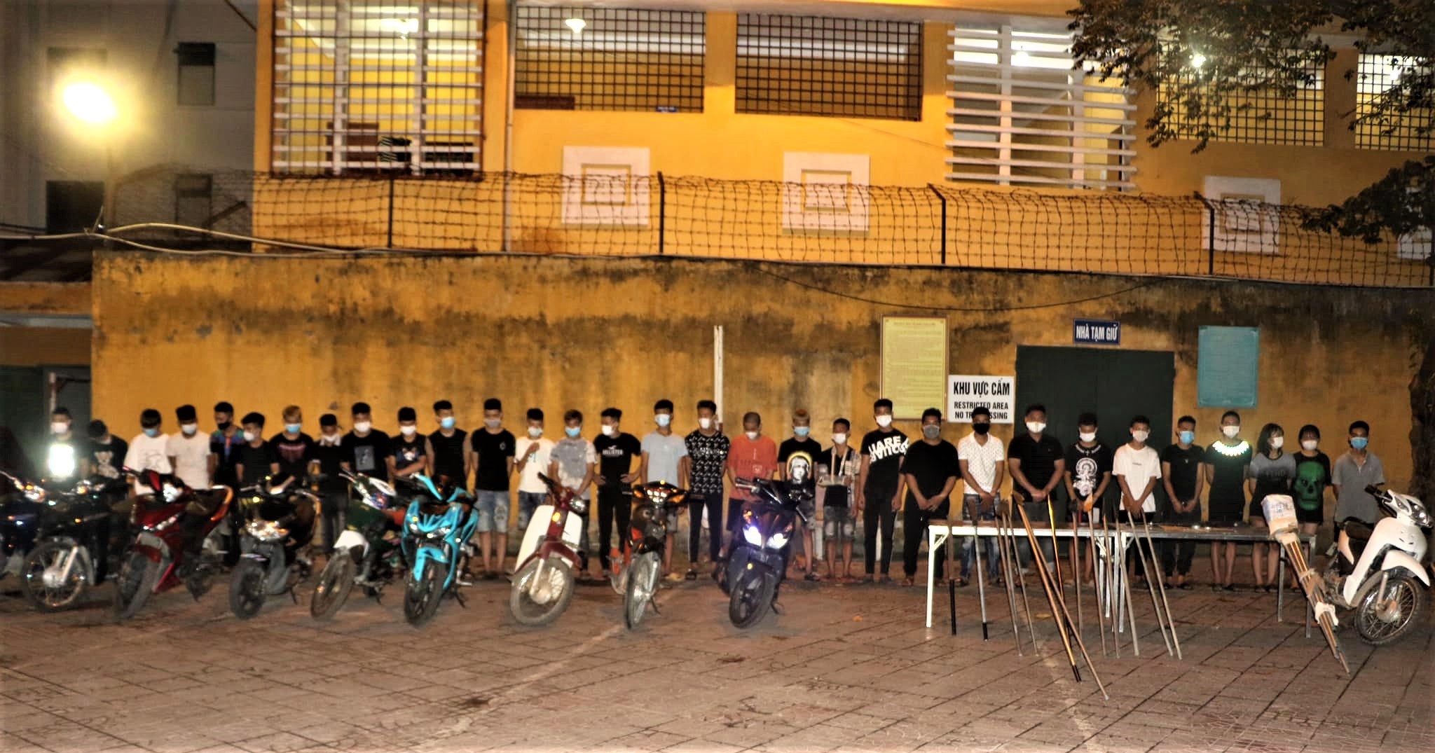 50 thanh nien hon chien anh 1