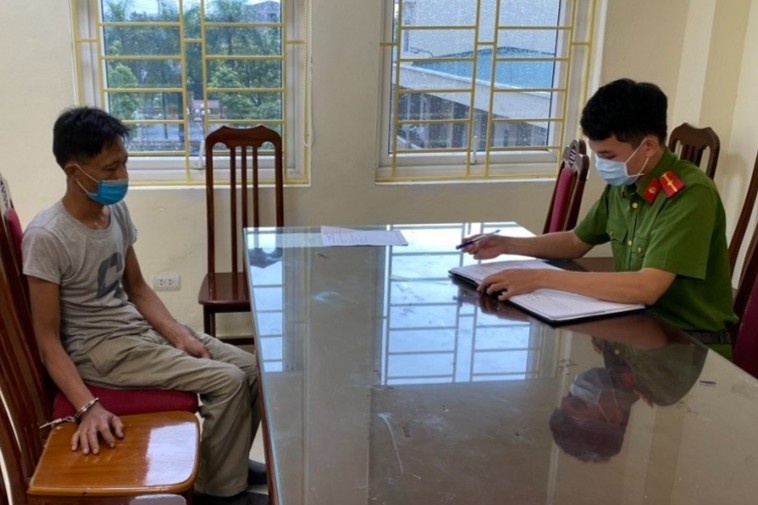 Duoi chem can bo xa tai chot kiem dich hinh anh