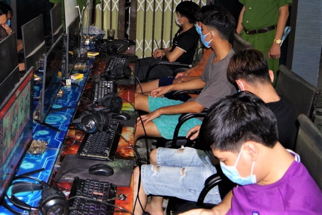 11 thanh nien tu tap tai quan game trong dem hinh anh