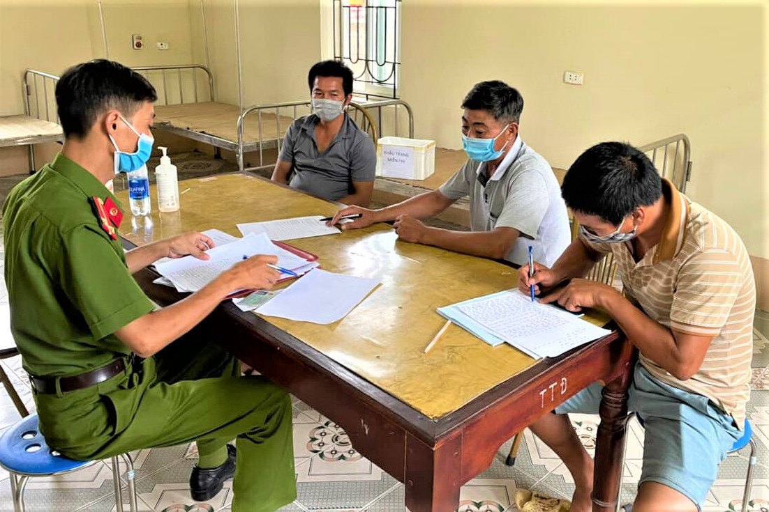 Di nho tau cho vat lieu xay dung de tranh chot kiem soat dich hinh anh