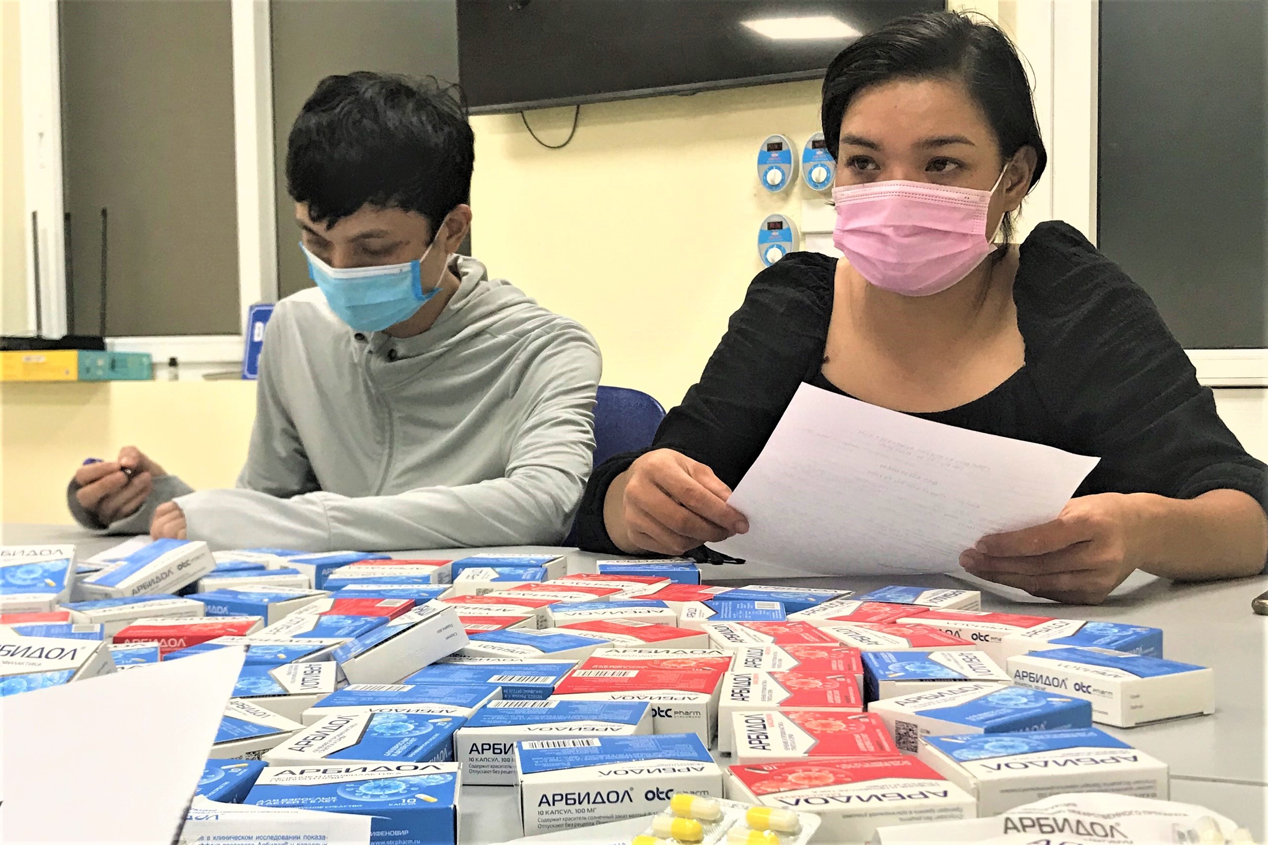 Thu giu 1.000 vien thuoc dieu tri Covid-19 khong ro nguon goc hinh anh